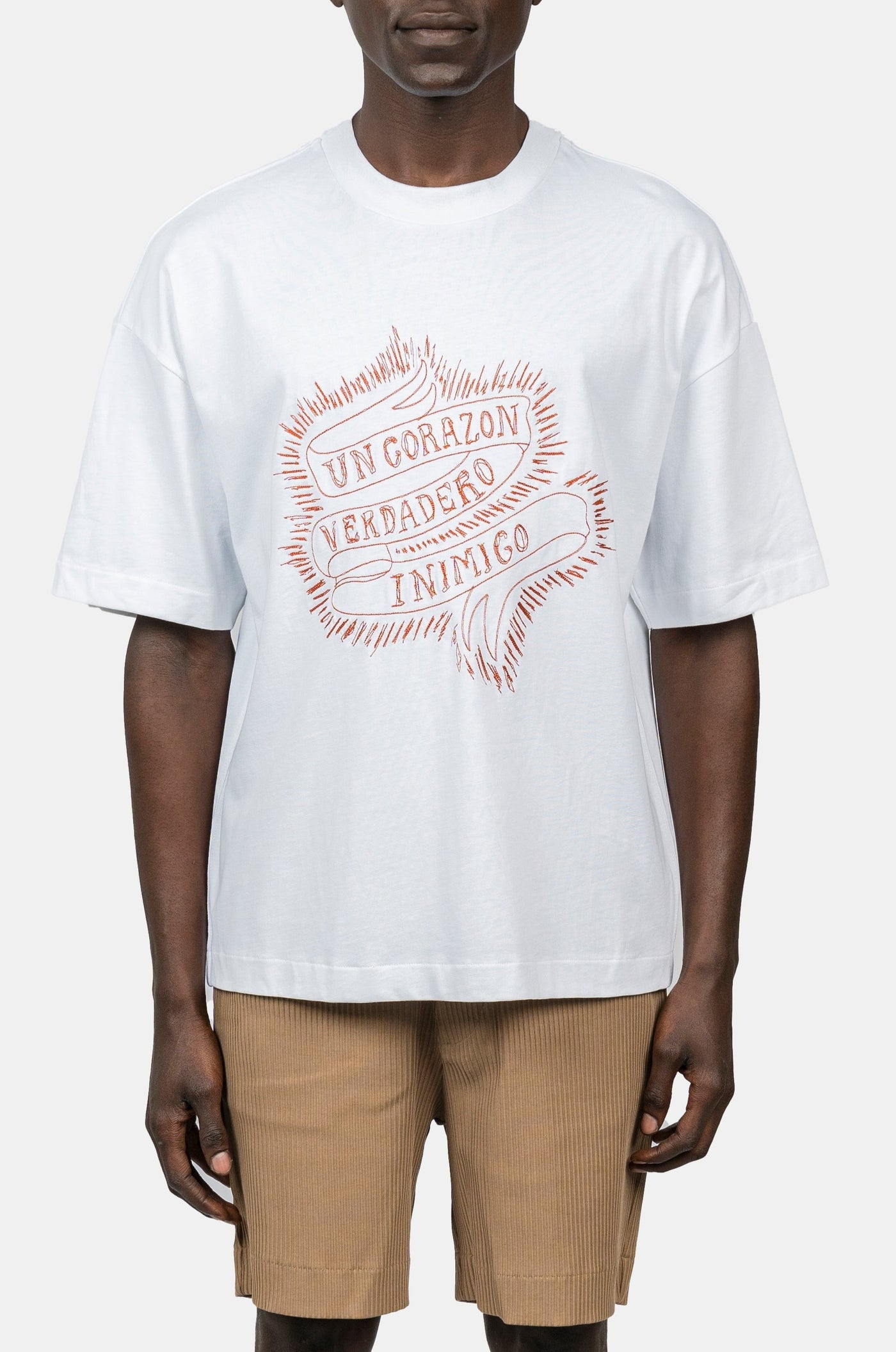 UN CORAZON OVERSIZED WHITE T-SHIRT model front