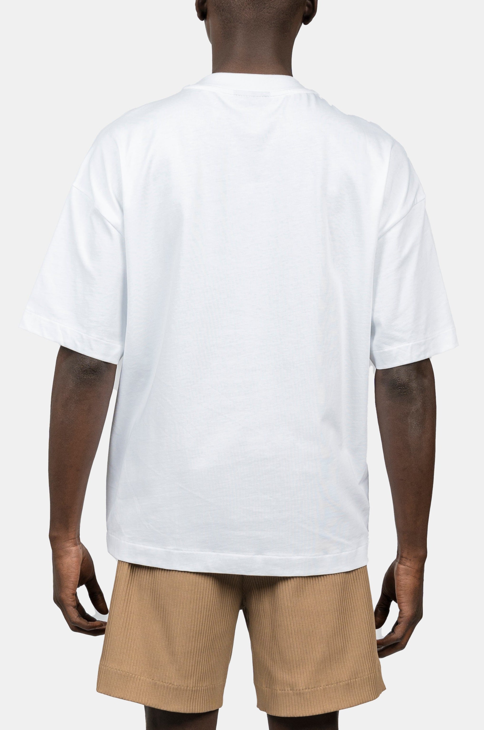 UN CORAZON OVERSIZED WHITE T-SHIRT model back